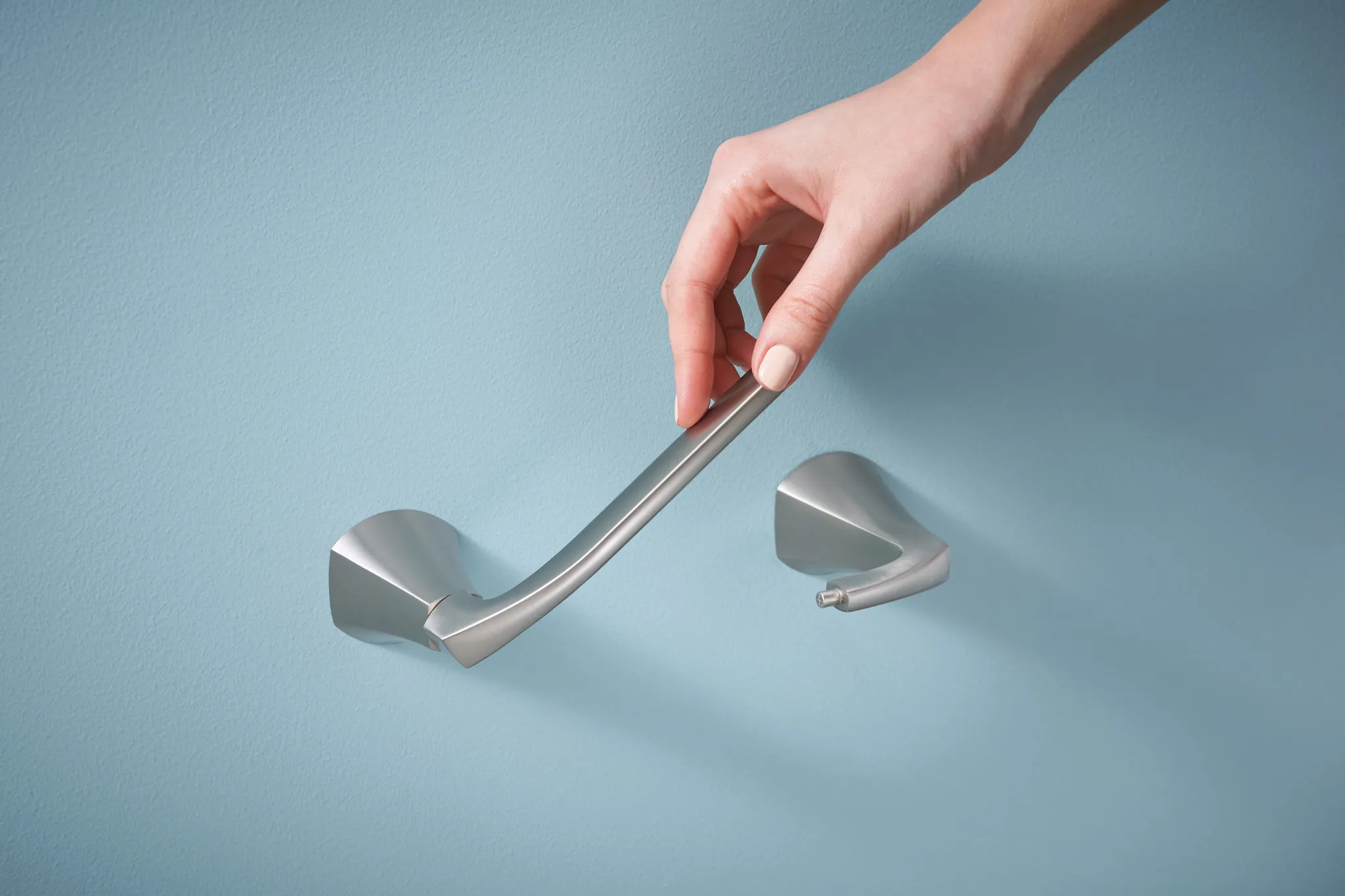 Lindor Chrome pivoting paper holder