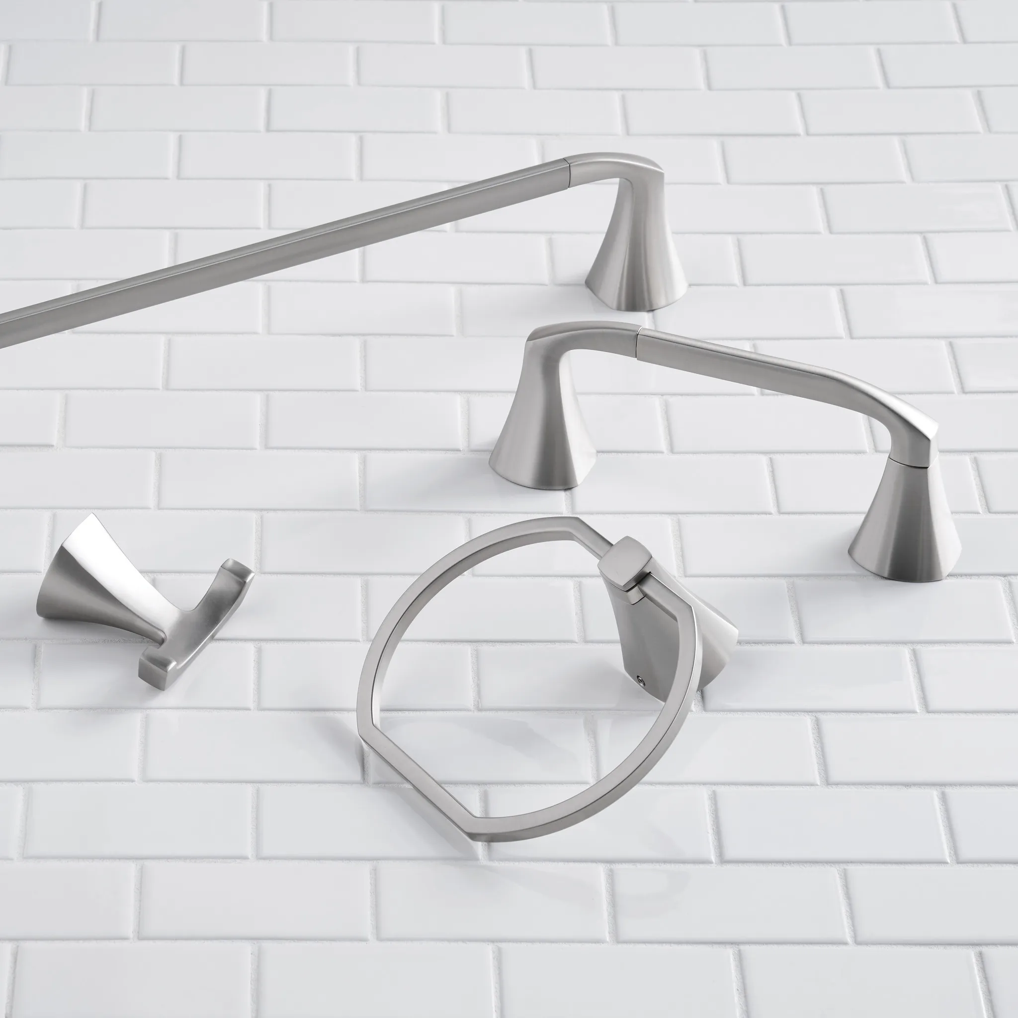 Lindor Chrome pivoting paper holder