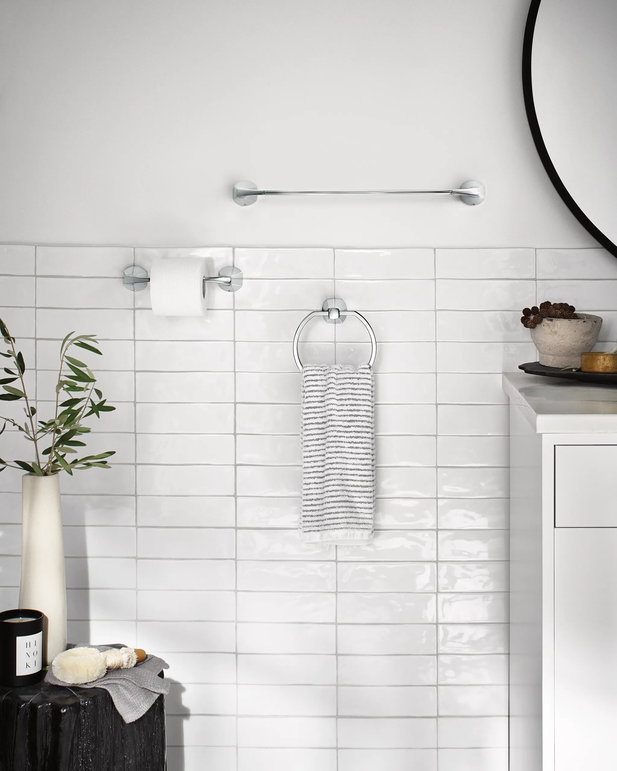 Lindor Chrome pivoting paper holder