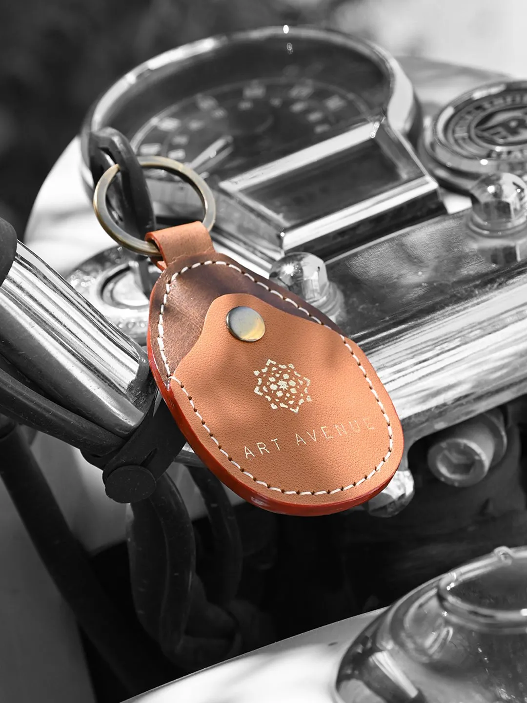 STYLISH LEATHER KEYCHAIN 4