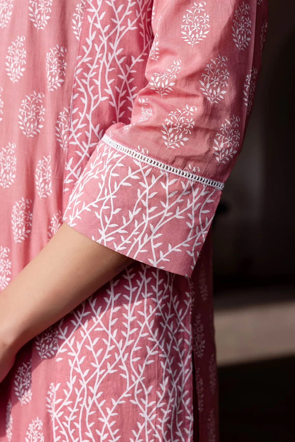 Surkh Chunakhadi Kurta